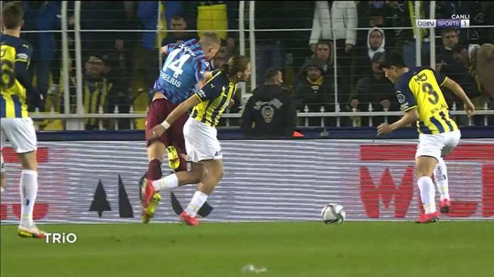 Fenerbahçe-Trabzonspor maçının tartışmalı pozisyonlarını Deniz Çoban yorumladı İrfan Can Kahveciye çıkan kırmızı kart doğru mu
