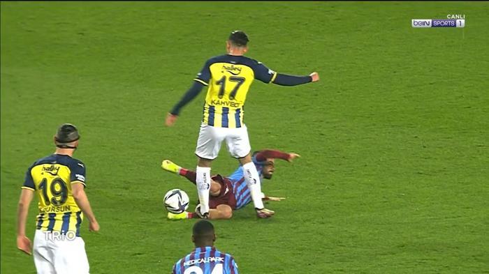 Fenerbahçe-Trabzonspor maçının tartışmalı pozisyonlarını Deniz Çoban yorumladı İrfan Can Kahveciye çıkan kırmızı kart doğru mu