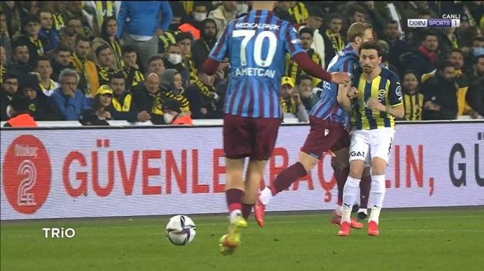 Fenerbahçe-Trabzonspor maçının tartışmalı pozisyonlarını Deniz Çoban yorumladı İrfan Can Kahveciye çıkan kırmızı kart doğru mu