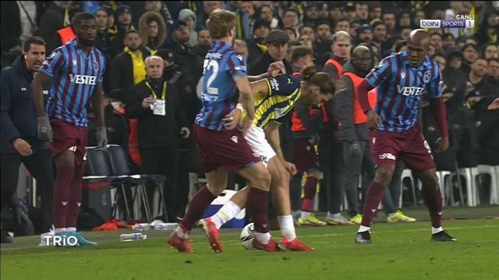 Fenerbahçe-Trabzonspor maçının tartışmalı pozisyonlarını Deniz Çoban yorumladı İrfan Can Kahveciye çıkan kırmızı kart doğru mu