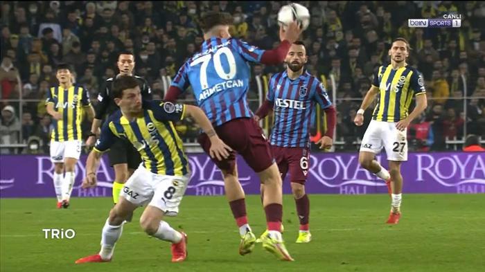 Fenerbahçe-Trabzonspor maçının tartışmalı pozisyonlarını Deniz Çoban yorumladı İrfan Can Kahveciye çıkan kırmızı kart doğru mu