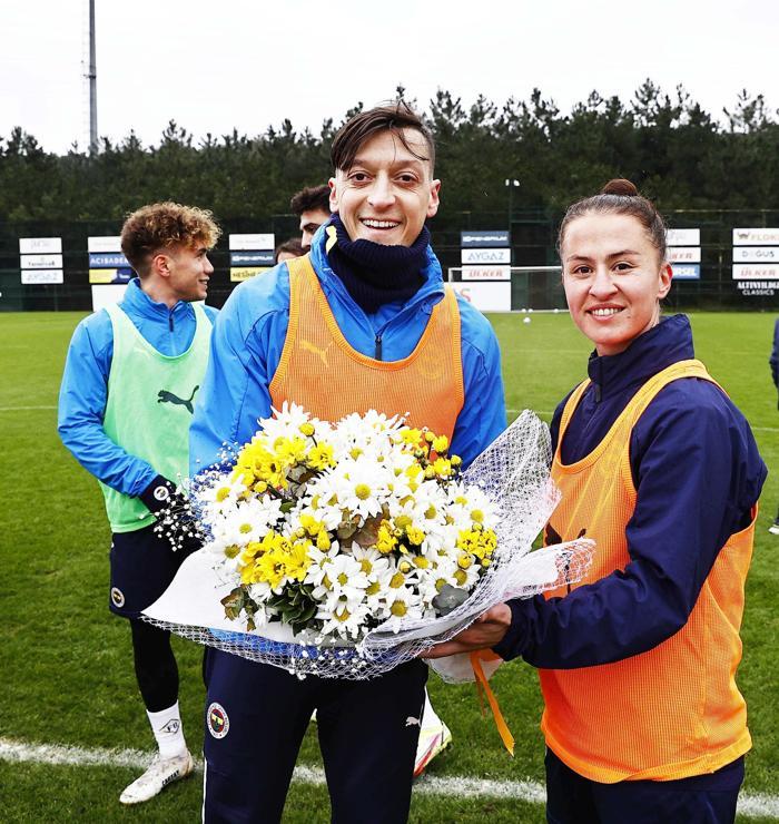 Fenerbahçeden bir ilk 8 Marta özel erkek ve kadın sporcular karma maç yaptı