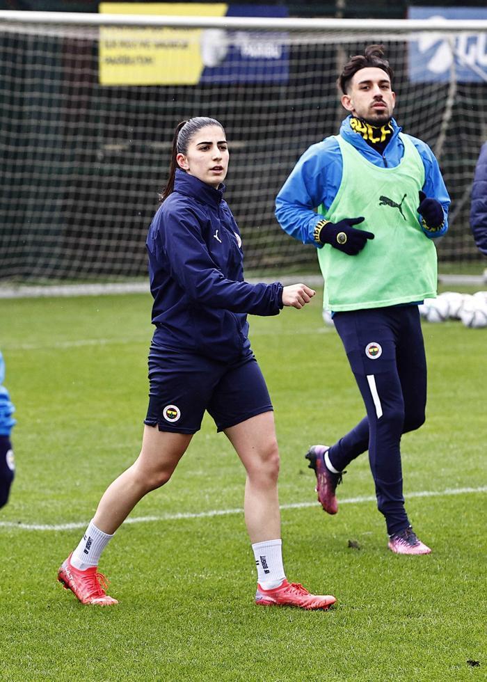 Fenerbahçeden bir ilk 8 Marta özel erkek ve kadın sporcular karma maç yaptı