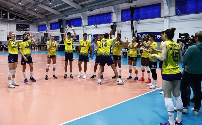 Fenerbahçeden bir ilk 8 Marta özel erkek ve kadın sporcular karma maç yaptı