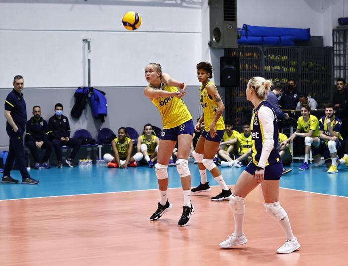 Fenerbahçeden bir ilk 8 Marta özel erkek ve kadın sporcular karma maç yaptı