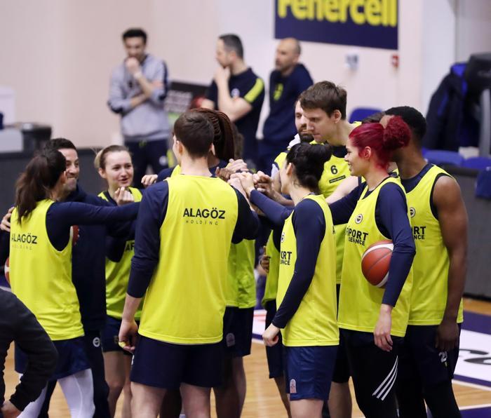 Fenerbahçeden bir ilk 8 Marta özel erkek ve kadın sporcular karma maç yaptı