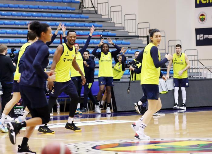 Fenerbahçeden bir ilk 8 Marta özel erkek ve kadın sporcular karma maç yaptı