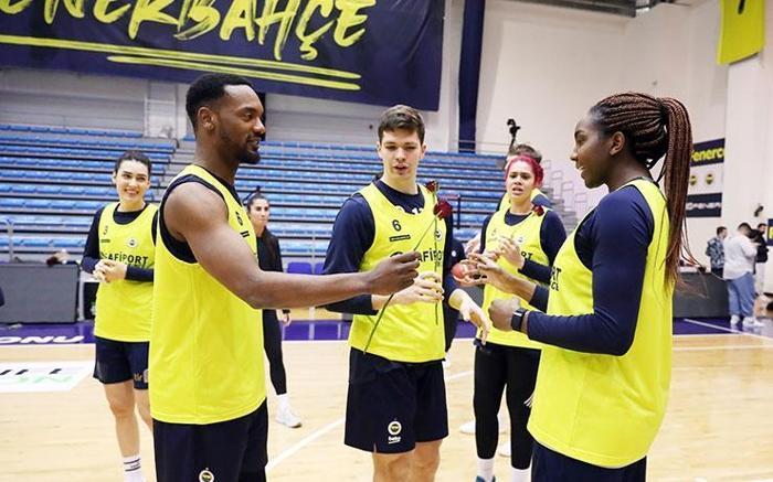 Fenerbahçeden bir ilk 8 Marta özel erkek ve kadın sporcular karma maç yaptı