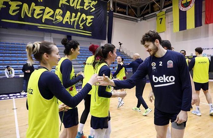 Fenerbahçeden bir ilk 8 Marta özel erkek ve kadın sporcular karma maç yaptı
