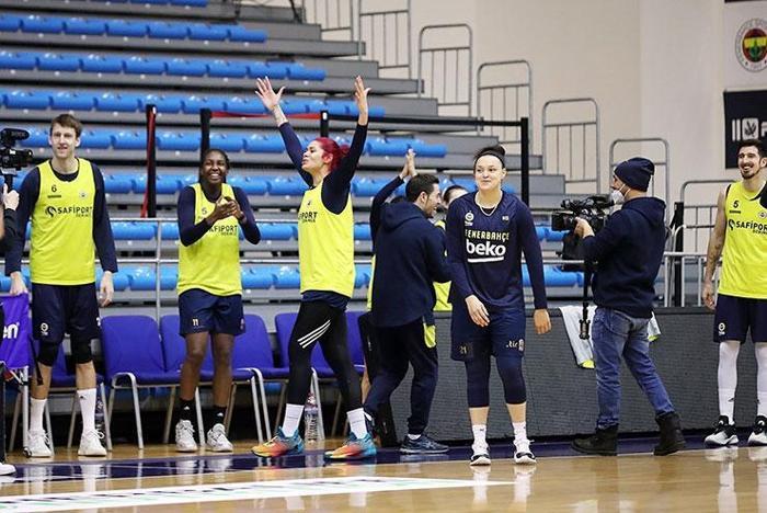 Fenerbahçeden bir ilk 8 Marta özel erkek ve kadın sporcular karma maç yaptı