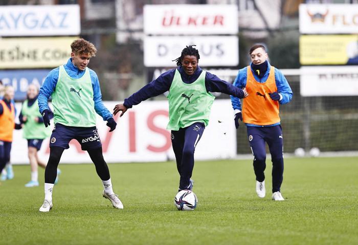 Fenerbahçeden bir ilk 8 Marta özel erkek ve kadın sporcular karma maç yaptı
