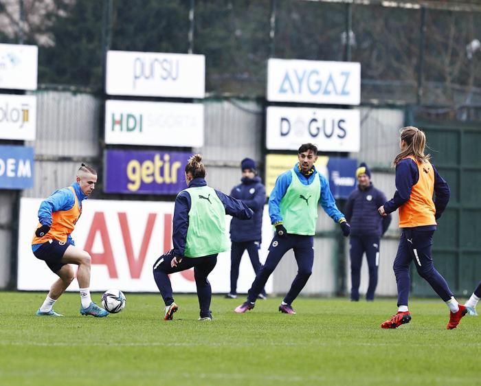 Fenerbahçeden bir ilk 8 Marta özel erkek ve kadın sporcular karma maç yaptı
