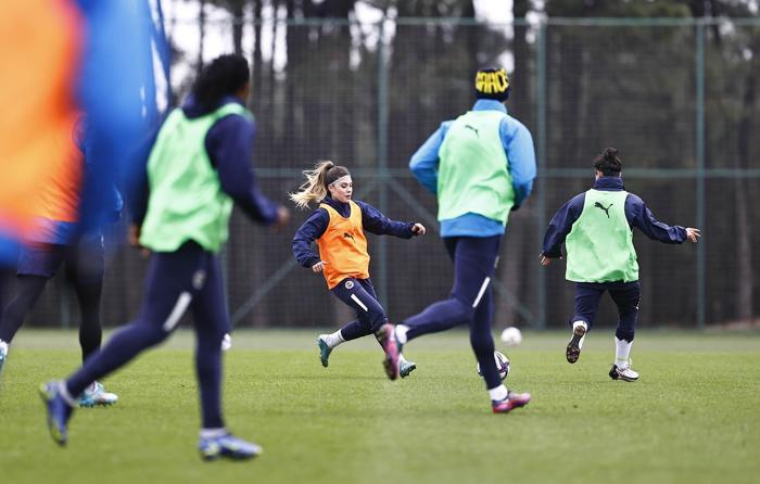 Fenerbahçeden bir ilk 8 Marta özel erkek ve kadın sporcular karma maç yaptı