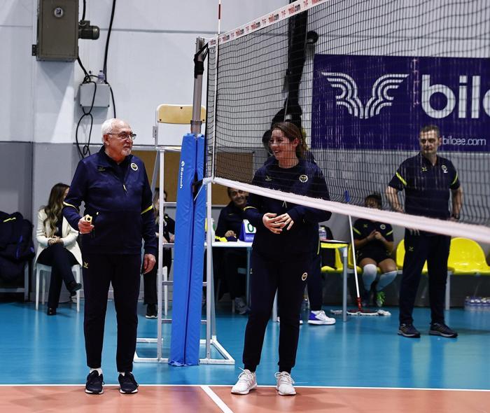 Fenerbahçeden bir ilk 8 Marta özel erkek ve kadın sporcular karma maç yaptı