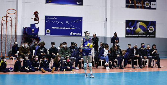 Fenerbahçeden bir ilk 8 Marta özel erkek ve kadın sporcular karma maç yaptı