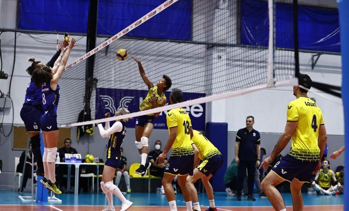 Fenerbahçeden bir ilk 8 Marta özel erkek ve kadın sporcular karma maç yaptı