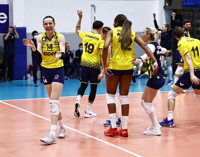 Fenerbahçeden bir ilk 8 Marta özel erkek ve kadın sporcular karma maç yaptı