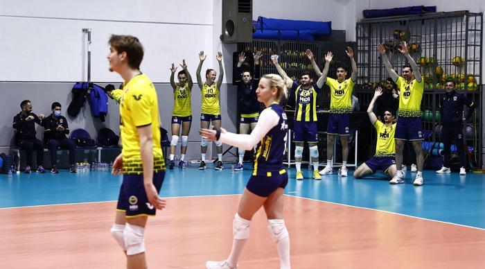 Fenerbahçeden bir ilk 8 Marta özel erkek ve kadın sporcular karma maç yaptı