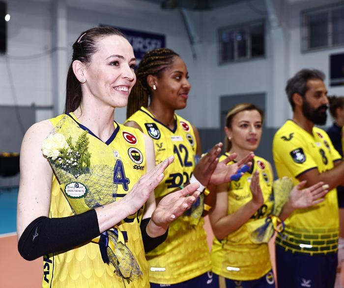 Fenerbahçeden bir ilk 8 Marta özel erkek ve kadın sporcular karma maç yaptı