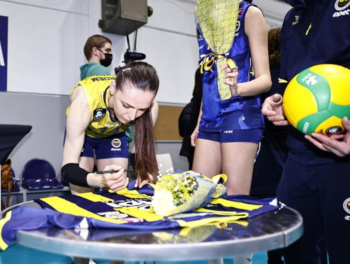 Fenerbahçeden bir ilk 8 Marta özel erkek ve kadın sporcular karma maç yaptı