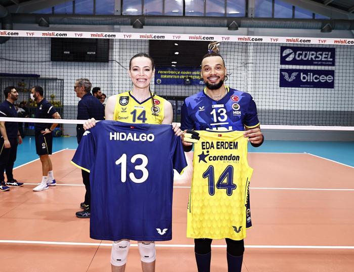 Fenerbahçeden bir ilk 8 Marta özel erkek ve kadın sporcular karma maç yaptı