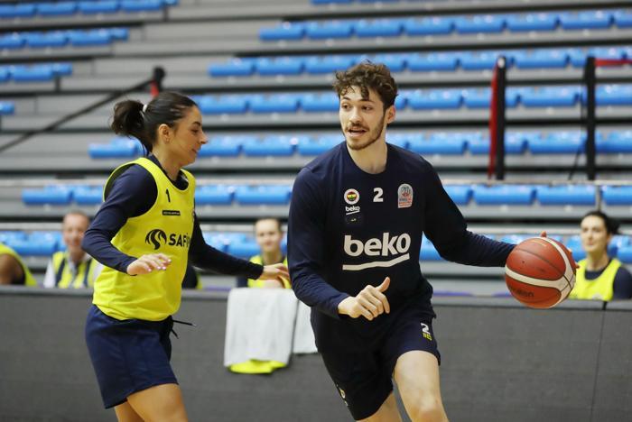 Fenerbahçeden bir ilk 8 Marta özel erkek ve kadın sporcular karma maç yaptı