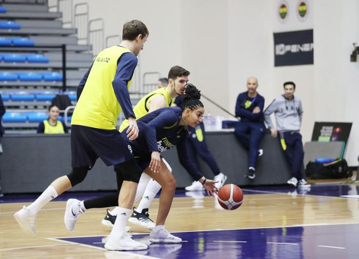 Fenerbahçeden bir ilk 8 Marta özel erkek ve kadın sporcular karma maç yaptı