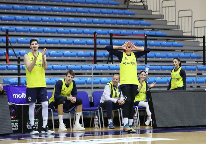 Fenerbahçeden bir ilk 8 Marta özel erkek ve kadın sporcular karma maç yaptı