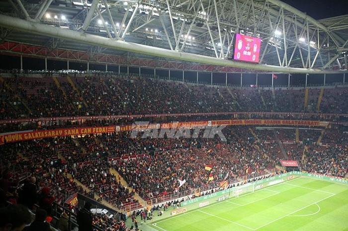 Galatasaray-Beşiktaş derbisinde tribünler doldu Büyük destek