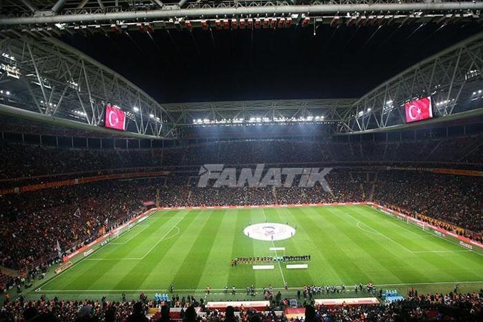 Galatasaray-Beşiktaş derbisinde tribünler doldu Büyük destek