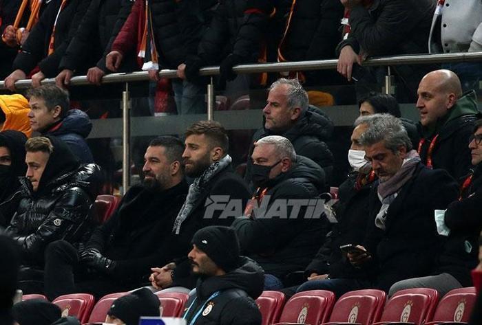 Galatasaray-Beşiktaş derbisinde tribünler doldu Büyük destek