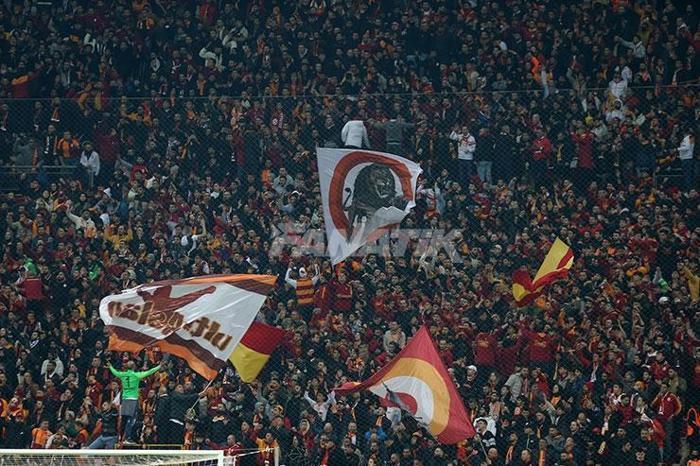 Galatasaray-Beşiktaş derbisinde tribünler doldu Büyük destek