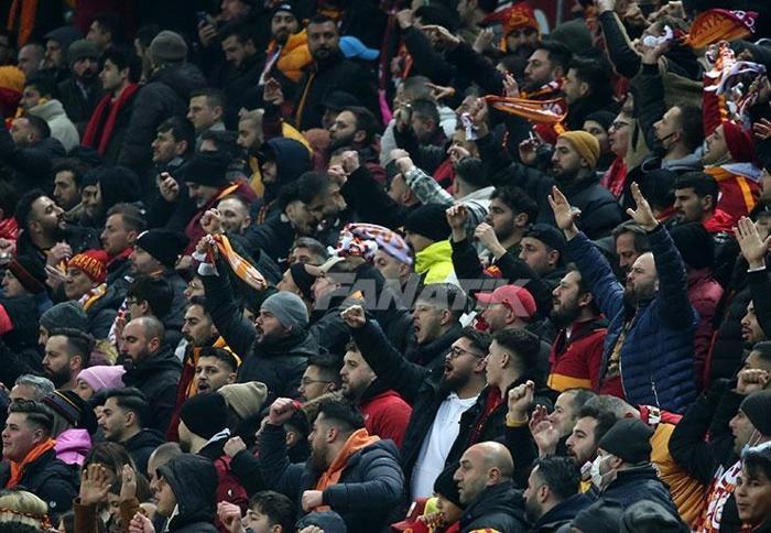 Galatasaray-Beşiktaş derbisinde tribünler doldu Büyük destek