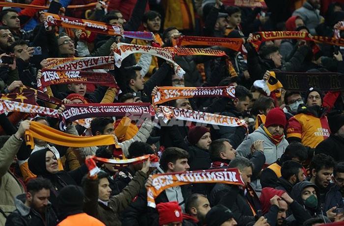 Galatasaray-Beşiktaş derbisinde tribünler doldu Büyük destek