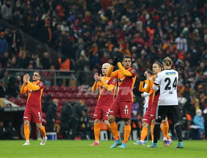 Galatasaray-Beşiktaş derbisinde tribünler doldu Büyük destek