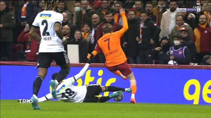 Galatasaray-Beşiktaş derbisinin tartışmalı pozisyonlarını Deniz Çoban yorumladı Penaltı çıkmalı mıydı