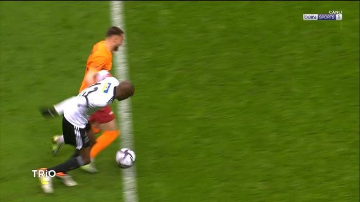 Galatasaray-Beşiktaş derbisinin tartışmalı pozisyonlarını Deniz Çoban yorumladı Penaltı çıkmalı mıydı