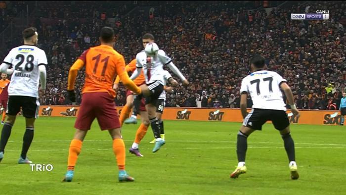 Galatasaray-Beşiktaş derbisinin tartışmalı pozisyonlarını Deniz Çoban yorumladı Penaltı çıkmalı mıydı