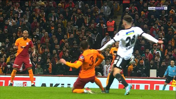 Galatasaray-Beşiktaş derbisinin tartışmalı pozisyonlarını Deniz Çoban yorumladı Penaltı çıkmalı mıydı