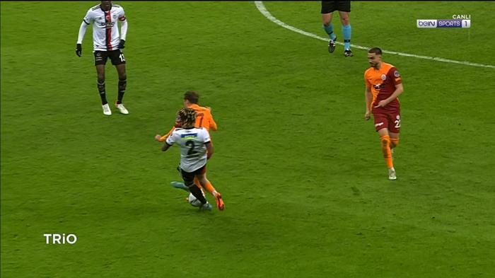 Galatasaray-Beşiktaş derbisinin tartışmalı pozisyonlarını Deniz Çoban yorumladı Penaltı çıkmalı mıydı