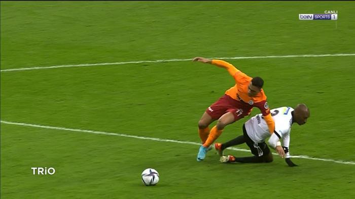 Galatasaray-Beşiktaş derbisinin tartışmalı pozisyonlarını Deniz Çoban yorumladı Penaltı çıkmalı mıydı