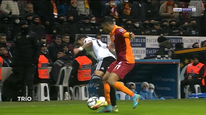 Galatasaray-Beşiktaş derbisinin tartışmalı pozisyonlarını Deniz Çoban yorumladı Penaltı çıkmalı mıydı