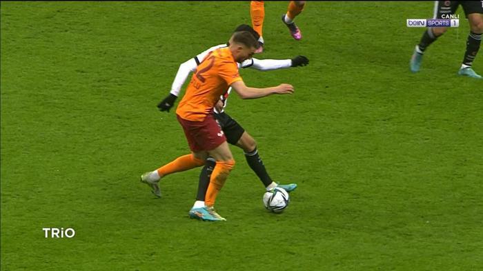 Galatasaray-Beşiktaş derbisinin tartışmalı pozisyonlarını Deniz Çoban yorumladı Penaltı çıkmalı mıydı