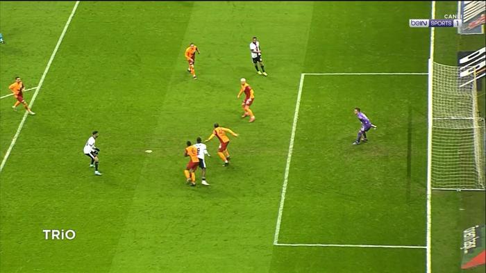 Galatasaray-Beşiktaş derbisinin tartışmalı pozisyonlarını Deniz Çoban yorumladı Penaltı çıkmalı mıydı