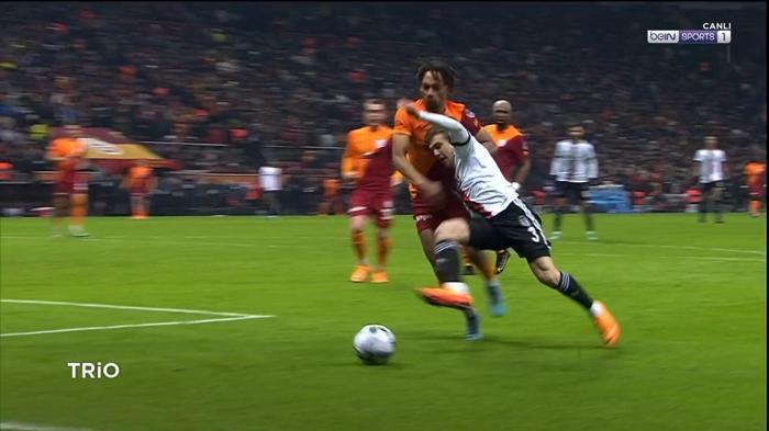 Galatasaray-Beşiktaş derbisinin tartışmalı pozisyonlarını Deniz Çoban yorumladı Penaltı çıkmalı mıydı