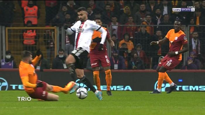 Galatasaray-Beşiktaş derbisinin tartışmalı pozisyonlarını Deniz Çoban yorumladı Penaltı çıkmalı mıydı
