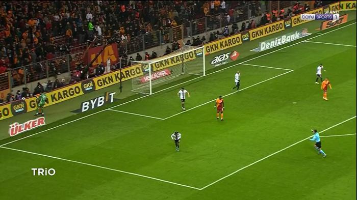 Galatasaray-Beşiktaş derbisinin tartışmalı pozisyonlarını Deniz Çoban yorumladı Penaltı çıkmalı mıydı