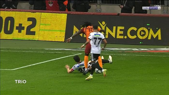 Galatasaray-Beşiktaş derbisinin tartışmalı pozisyonlarını Deniz Çoban yorumladı Penaltı çıkmalı mıydı