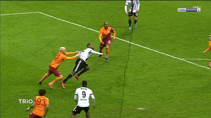 Galatasaray-Beşiktaş derbisinin tartışmalı pozisyonlarını Deniz Çoban yorumladı Penaltı çıkmalı mıydı