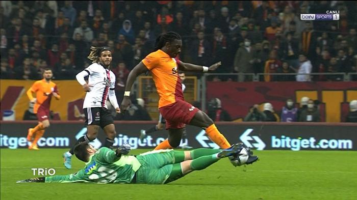 Galatasaray-Beşiktaş derbisinin tartışmalı pozisyonlarını Deniz Çoban yorumladı Penaltı çıkmalı mıydı